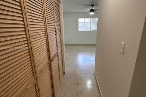 Condo in Hialeah Gardens, Florida, 2 bedrooms  № 2042984 - photo 21