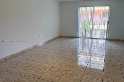 Condo in Hialeah Gardens, Florida, 2 bedrooms  № 2042984 - photo 3