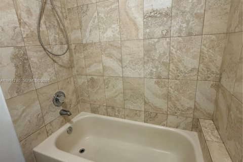 Condo in Hialeah Gardens, Florida, 2 bedrooms  № 2042984 - photo 13