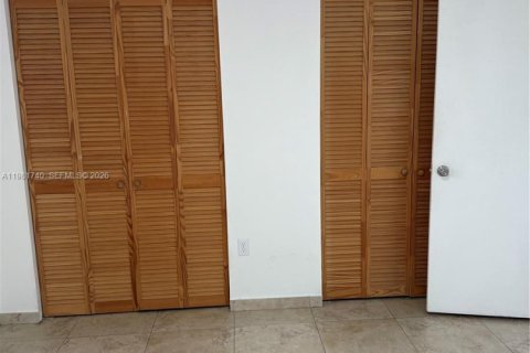 Condo in Hialeah Gardens, Florida, 2 bedrooms  № 2042984 - photo 11