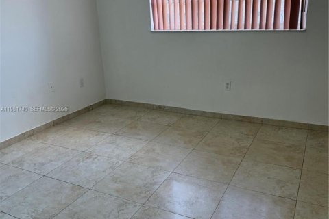 Condo in Hialeah Gardens, Florida, 2 bedrooms  № 2042984 - photo 9