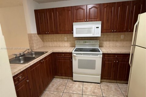 Condo in Hialeah Gardens, Florida, 2 bedrooms  № 2042984 - photo 7