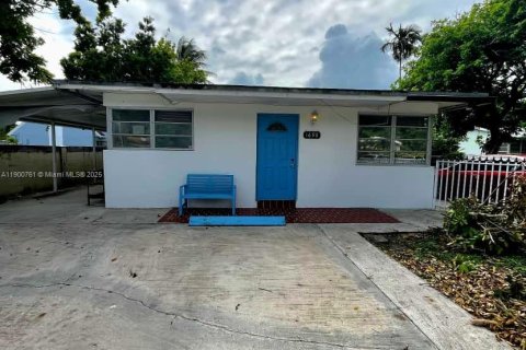 Casa en alquiler en North Miami, Florida, 2 dormitorios, 83.61 m2 № 1953486 - foto 1
