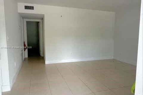 Casa en alquiler en North Miami, Florida, 2 dormitorios, 83.61 m2 № 1953486 - foto 5