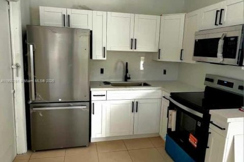 Casa en alquiler en North Miami, Florida, 2 dormitorios, 83.61 m2 № 1953486 - foto 2