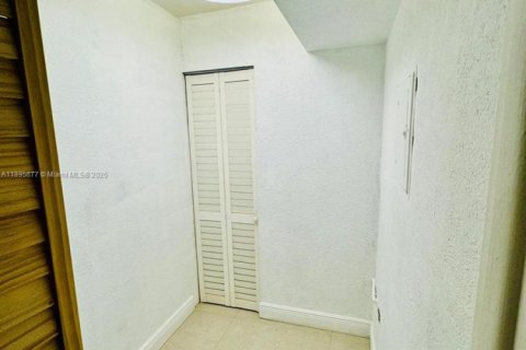 Condominio en venta en Hialeah, Florida, 1 dormitorio, 88.35 m2 № 1964905 - foto 11