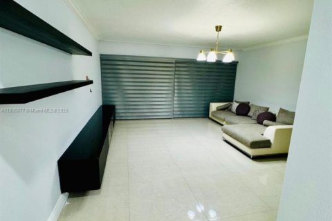 Condominio en venta en Hialeah, Florida, 1 dormitorio, 88.35 m2 № 1964905 - foto 4