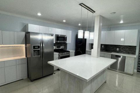 Condominio en venta en Hialeah, Florida, 1 dormitorio, 88.35 m2 № 1964905 - foto 1