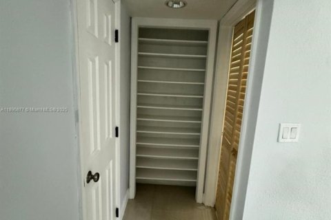 Condominio en venta en Hialeah, Florida, 1 dormitorio, 88.35 m2 № 1964905 - foto 8