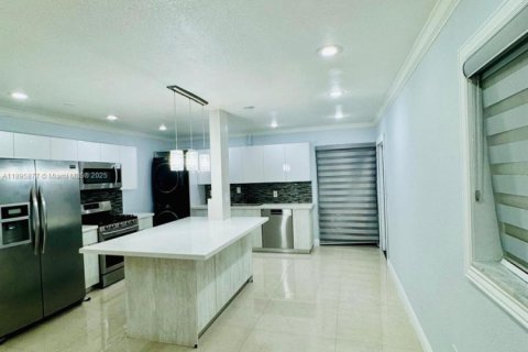 Condominio en venta en Hialeah, Florida, 1 dormitorio, 88.35 m2 № 1964905 - foto 3