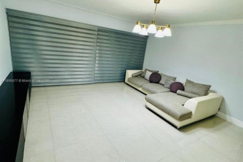 Condominio en venta en Hialeah, Florida, 1 dormitorio, 88.35 m2 № 1964905 - foto 5