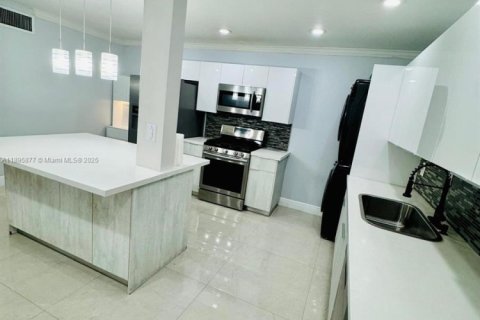 Condominio en venta en Hialeah, Florida, 1 dormitorio, 88.35 m2 № 1964905 - foto 2