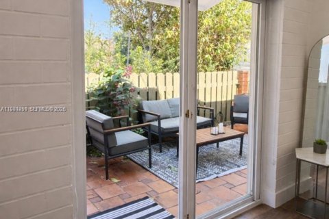 Купить виллу или дом в Майами, Флорида 3 спальни, 94.3м2, № 2043383 - фото 4