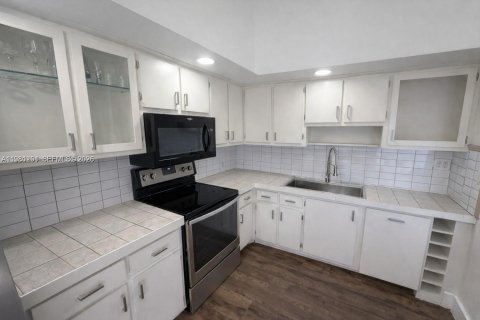 Купить виллу или дом в Майами, Флорида 3 спальни, 94.3м2, № 2043383 - фото 3