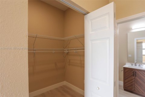 Casa en alquiler en Miami, Florida, 3 dormitorios, 185.8 m2 № 2075950 - foto 20