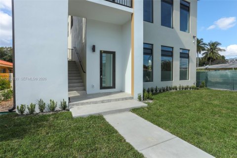 Casa en alquiler en Miami, Florida, 3 dormitorios, 185.8 m2 № 2075950 - foto 3