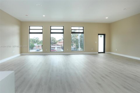 Casa en alquiler en Miami, Florida, 3 dormitorios, 185.8 m2 № 2075950 - foto 10