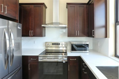 Casa en alquiler en Miami, Florida, 3 dormitorios, 185.8 m2 № 2075950 - foto 13