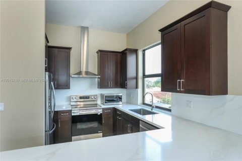 Casa en alquiler en Miami, Florida, 3 dormitorios, 185.8 m2 № 2075950 - foto 12