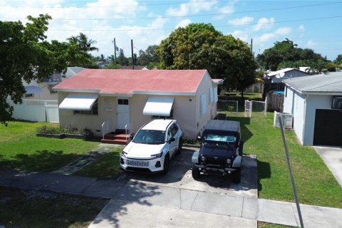 Villa ou maison à vendre à Hollywood, Floride: 3 chambres, 104.24 m2 № 2209442 - photo 2