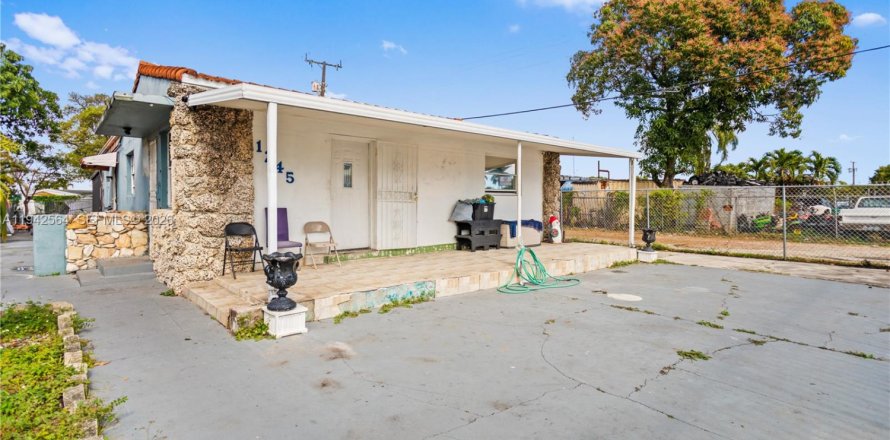 Casa en Opa-locka, Florida 4 dormitorios, 122.63 m2 № 1999994