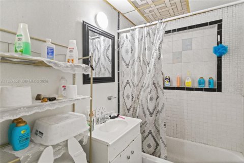 Casa en venta en Opa-locka, Florida, 4 dormitorios, 122.63 m2 № 1999994 - foto 12