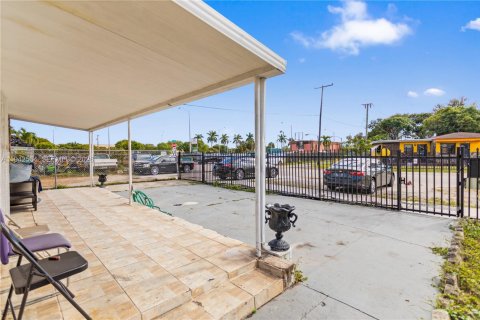 Casa en venta en Opa-locka, Florida, 4 dormitorios, 122.63 m2 № 1999994 - foto 2