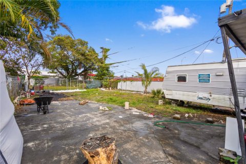 Casa en venta en Opa-locka, Florida, 4 dormitorios, 122.63 m2 № 1999994 - foto 28