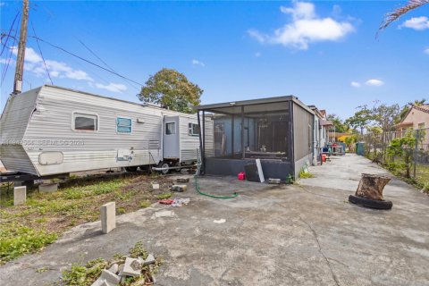 Casa en venta en Opa-locka, Florida, 4 dormitorios, 122.63 m2 № 1999994 - foto 27