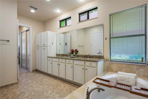House in Orlando, Florida 4 bedrooms, 414.34 sq.m. № 2324135 - photo 19