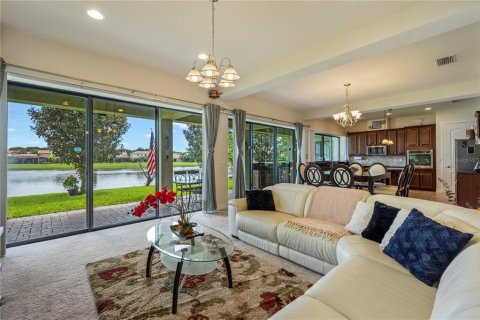 House in Orlando, Florida 4 bedrooms, 414.34 sq.m. № 2324135 - photo 8