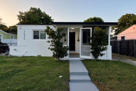 Villa ou maison à Opa-locka, Floride 2 chambres, 72.46 m2 № 2313537