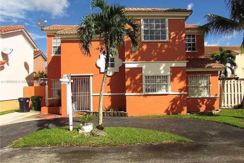 House in Miami, Florida 3 bedrooms, 146.97 sq.m. № 1946640 - photo 1