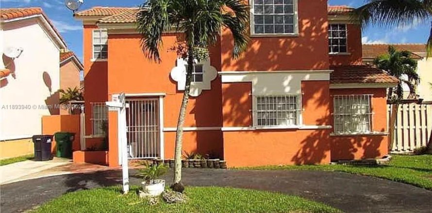 House in Miami, Florida 3 bedrooms, 146.97 sq.m. № 1946640