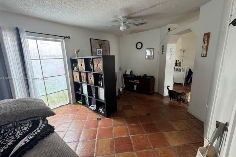 House in Miami, Florida 3 bedrooms, 146.97 sq.m. № 1946640 - photo 4