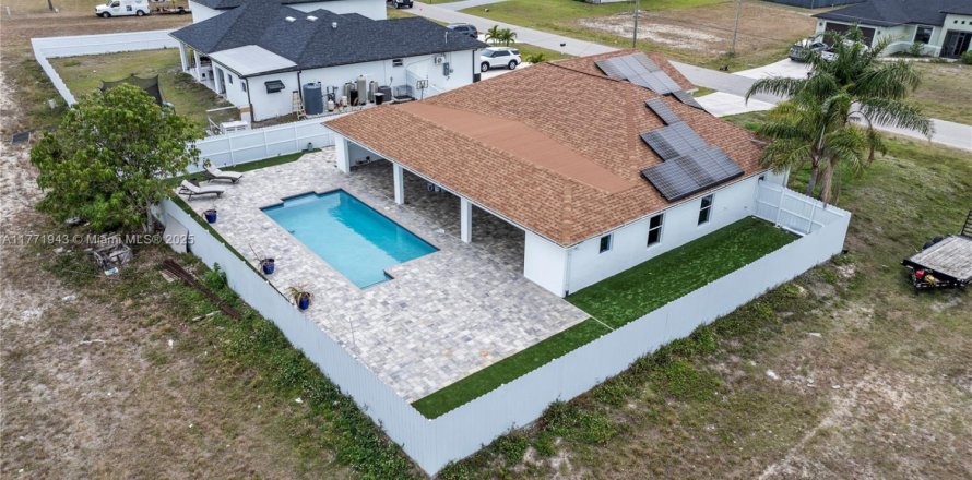 House in Cape Coral, Florida 3 bedrooms, 189.06 sq.m. № 1705804