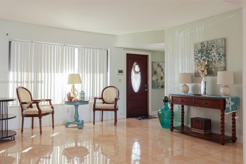 Villa ou maison à vendre à Hialeah, Floride: 4 chambres, 201.23 m2 № 1971392 - photo 4
