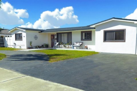 Villa ou maison à vendre à Hialeah, Floride: 4 chambres, 201.23 m2 № 1971392 - photo 1