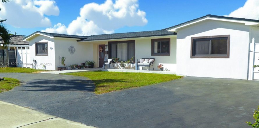 Villa ou maison à Hialeah, Floride 4 chambres, 201.23 m2 № 1971392