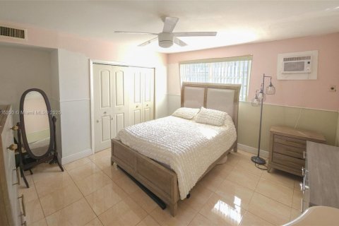 Villa ou maison à vendre à Hialeah, Floride: 4 chambres, 201.23 m2 № 1971392 - photo 21