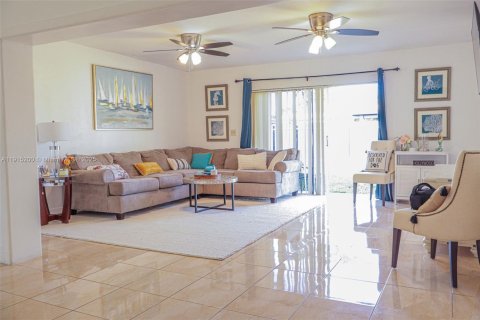 Villa ou maison à vendre à Hialeah, Floride: 4 chambres, 201.23 m2 № 1971392 - photo 2