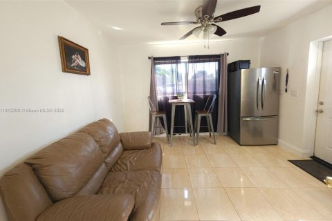 Villa ou maison à vendre à Hialeah, Floride: 4 chambres, 201.23 m2 № 1971392 - photo 13