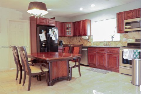 Villa ou maison à vendre à Hialeah, Floride: 4 chambres, 201.23 m2 № 1971392 - photo 3