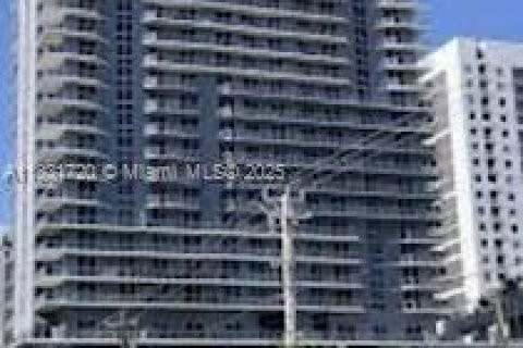 Condominio en venta en Miami, Florida, 2 dormitorios № 1809128 - foto 1