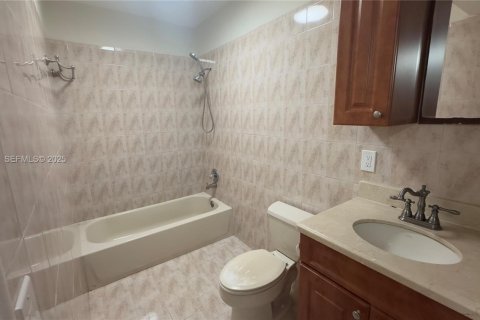 House in Hialeah, Florida 4 bedrooms, 163.14 sq.m. № 1983961 - photo 7