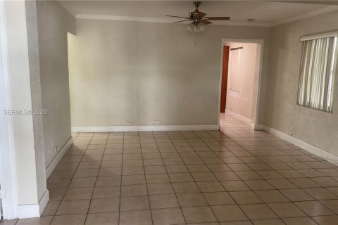 House in Hialeah, Florida 4 bedrooms, 163.14 sq.m. № 1983961 - photo 13