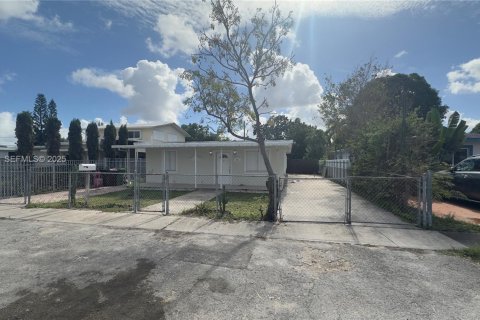 House in Hialeah, Florida 4 bedrooms, 163.14 sq.m. № 1983961 - photo 2