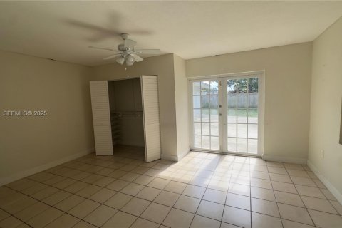 House in Hialeah, Florida 4 bedrooms, 163.14 sq.m. № 1983961 - photo 5