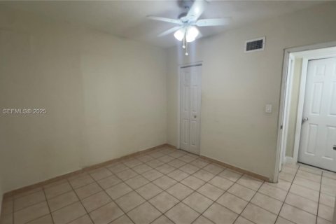 House in Hialeah, Florida 4 bedrooms, 163.14 sq.m. № 1983961 - photo 8