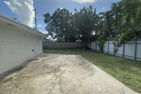 House in Hialeah, Florida 4 bedrooms, 163.14 sq.m. № 1983961 - photo 4